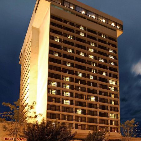Regency Palace Amman Exteriör bild The hotel at night