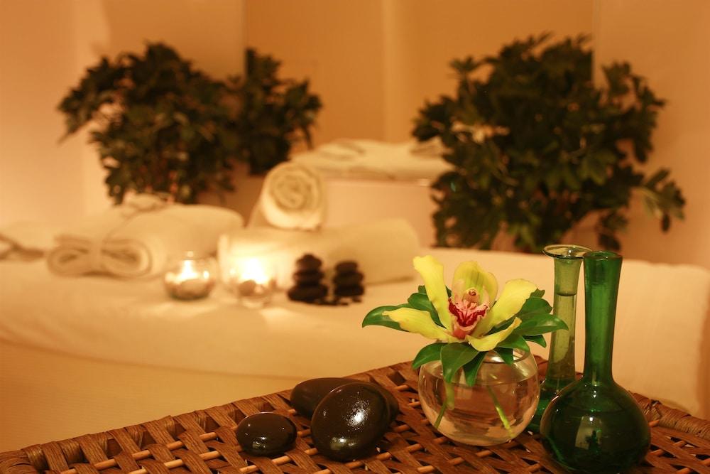 Regency Palace Amman Exteriör bild A spa