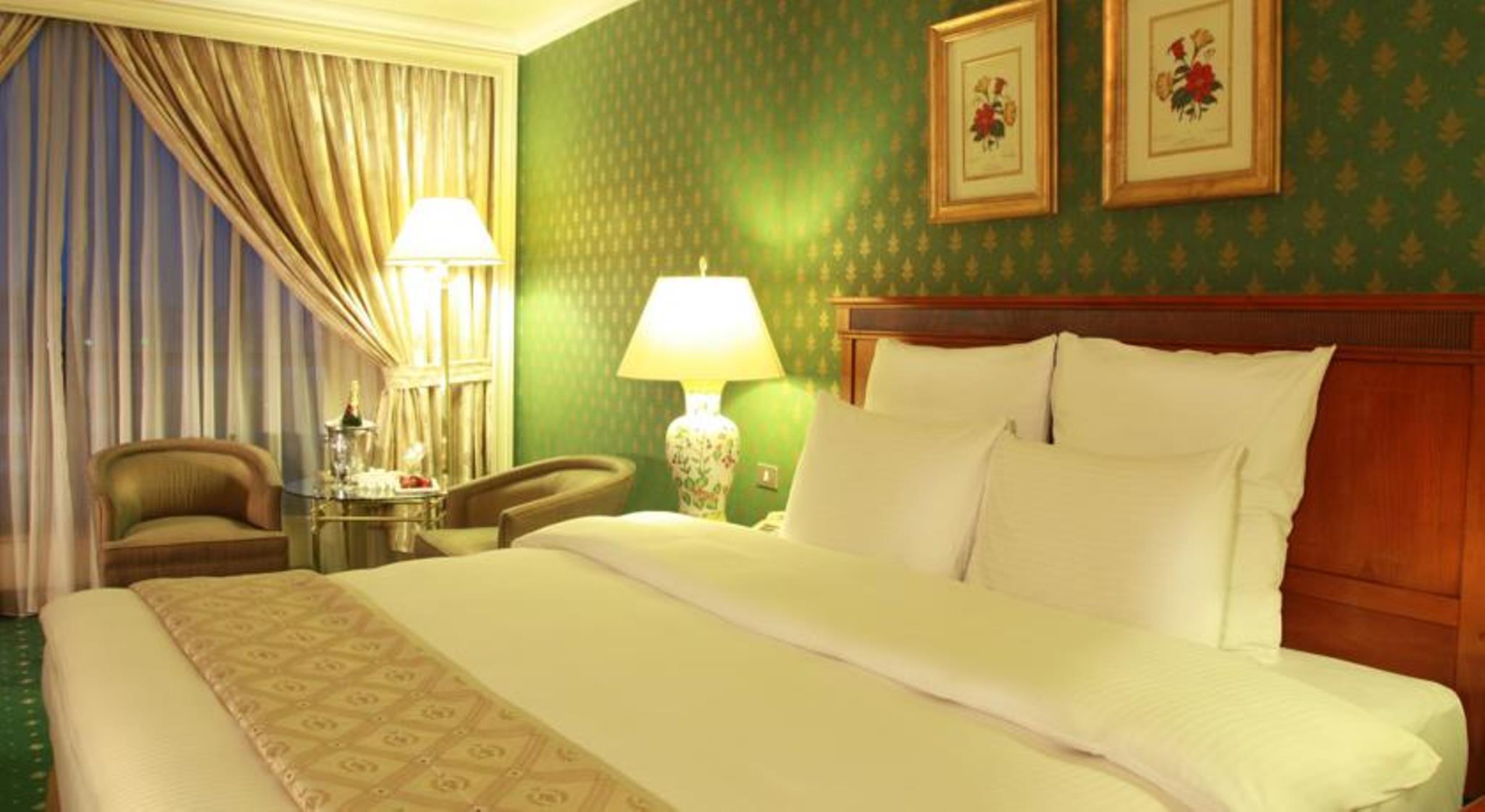 Regency Palace Amman Exteriör bild A bedroom at the hotel