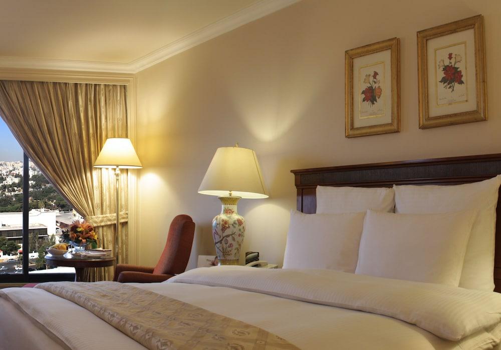 Regency Palace Amman Exteriör bild A bedroom at the hotel