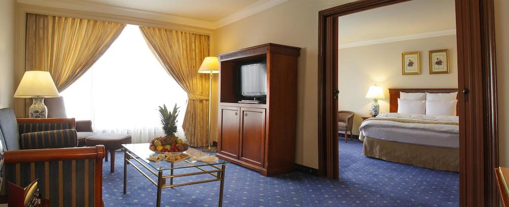 Regency Palace Amman Exteriör bild Suite