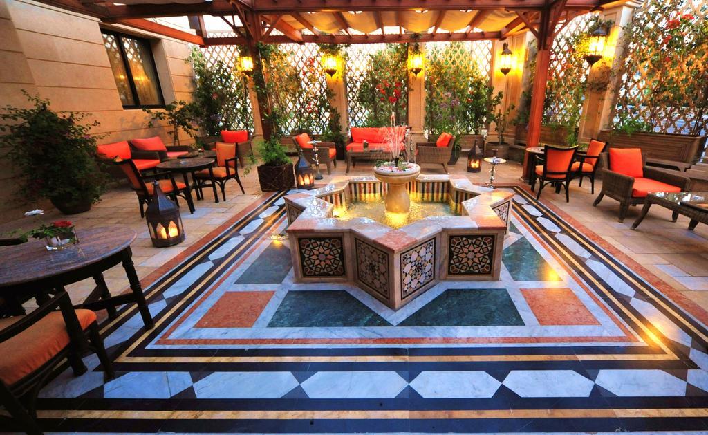 Regency Palace Amman Exteriör bild The hotel's courtyard
