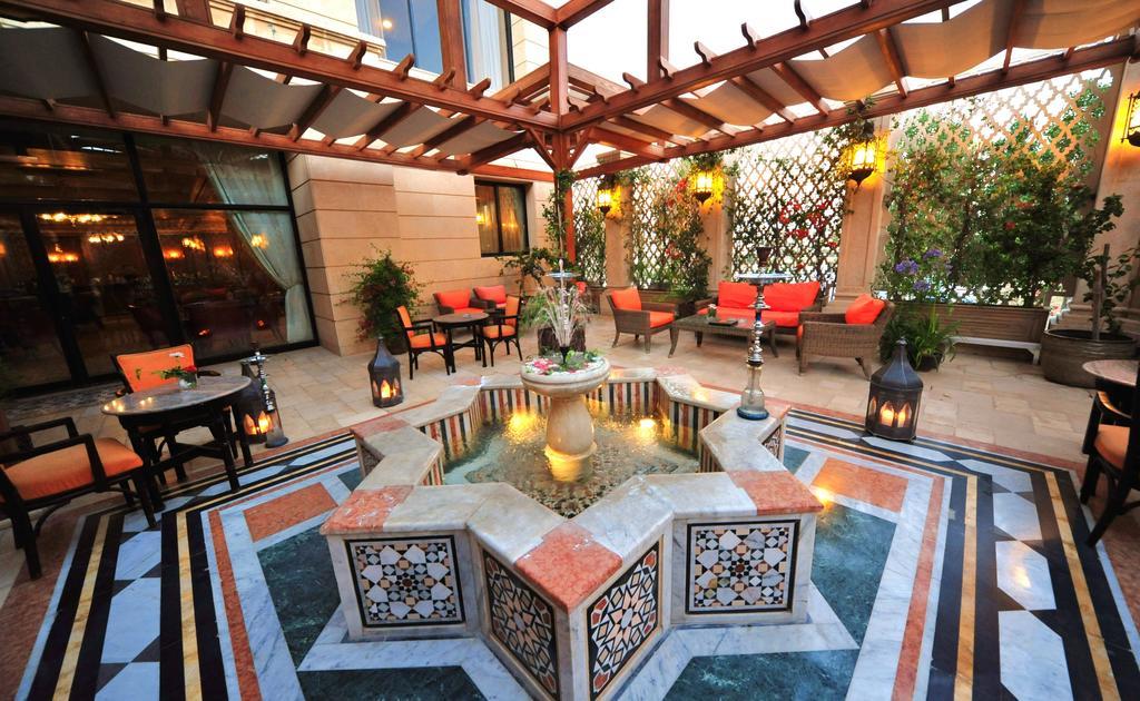 Regency Palace Amman Exteriör bild The hotel's courtyard
