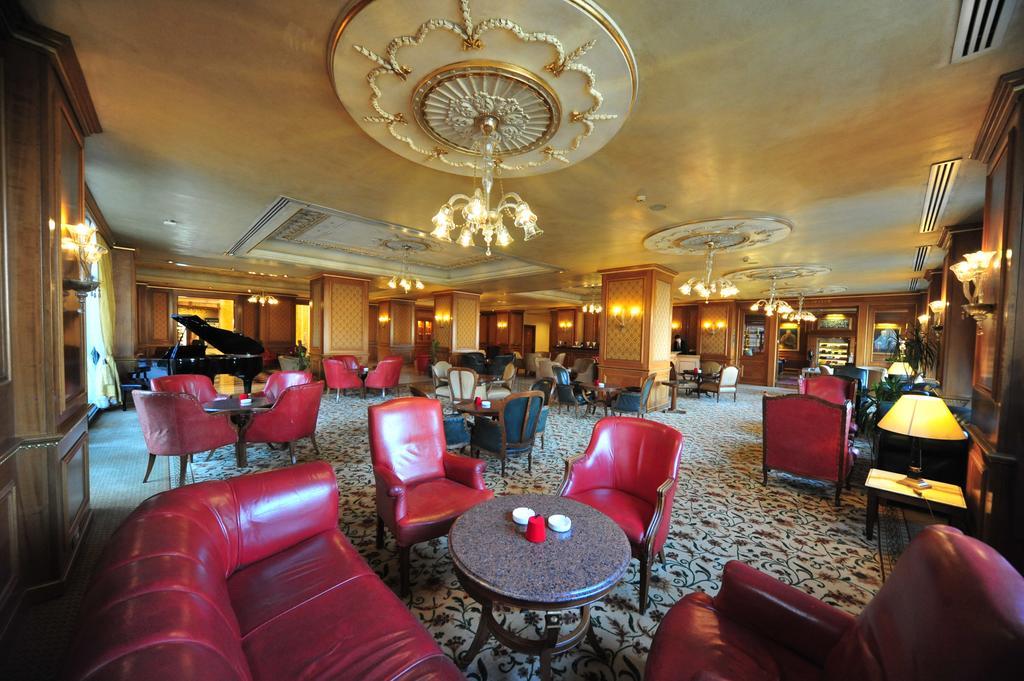 Regency Palace Amman Exteriör bild The lobby of the hotel