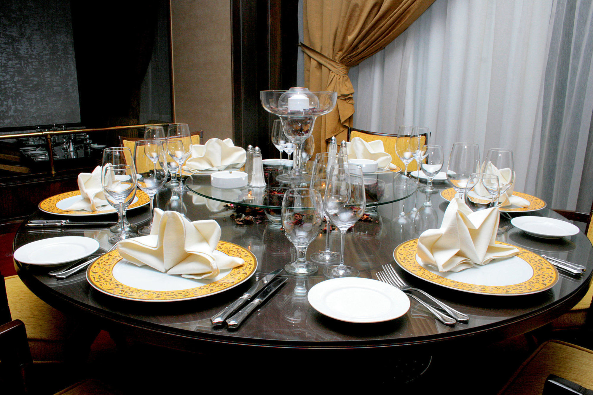 Regency Palace Amman Restaurang bild A table set for a formal dinner