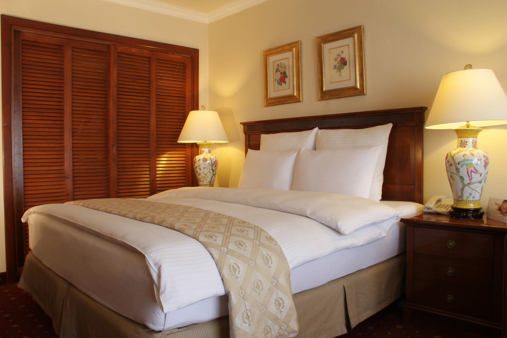 Regency Palace Amman Exteriör bild A bedroom