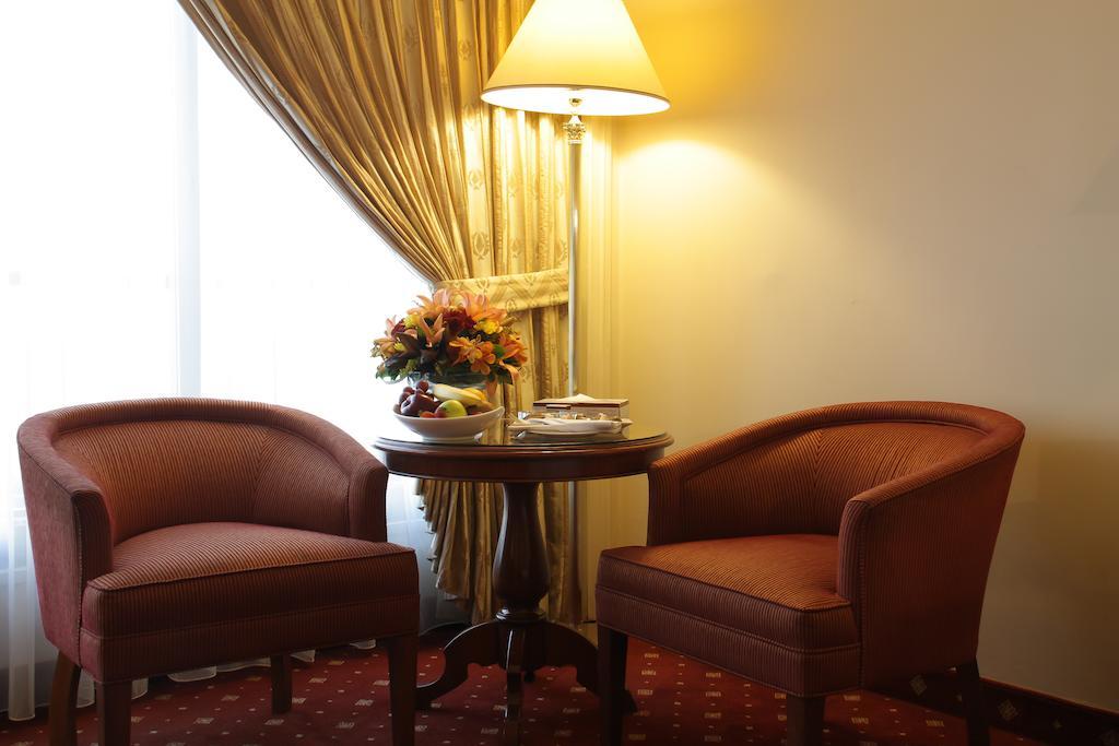 Regency Palace Amman Exteriör bild A hotel room