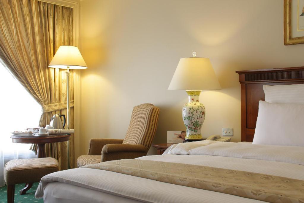 Regency Palace Amman Rum bild A room at the hotel