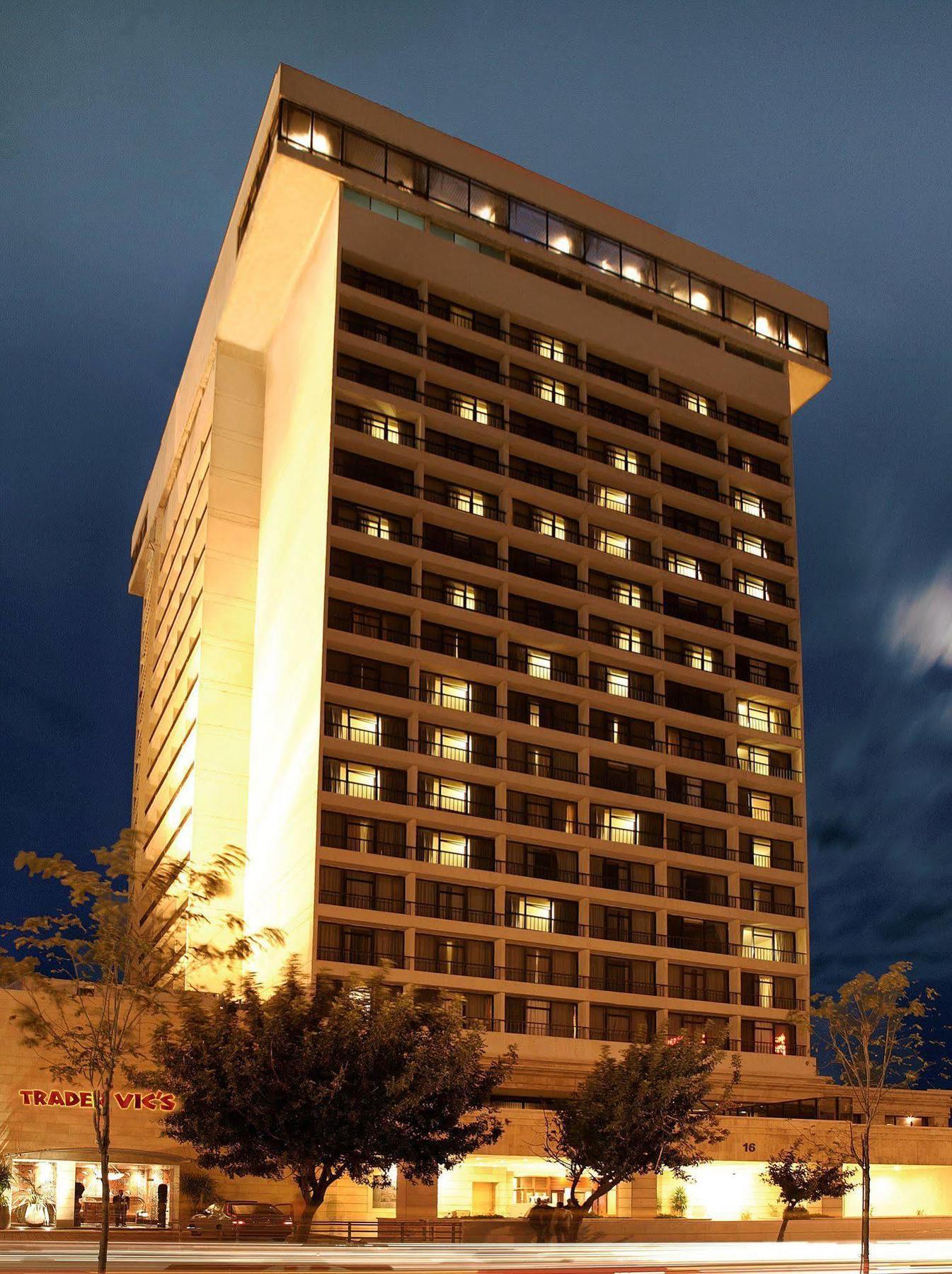 Regency Palace Amman Exteriör bild The hotel at night